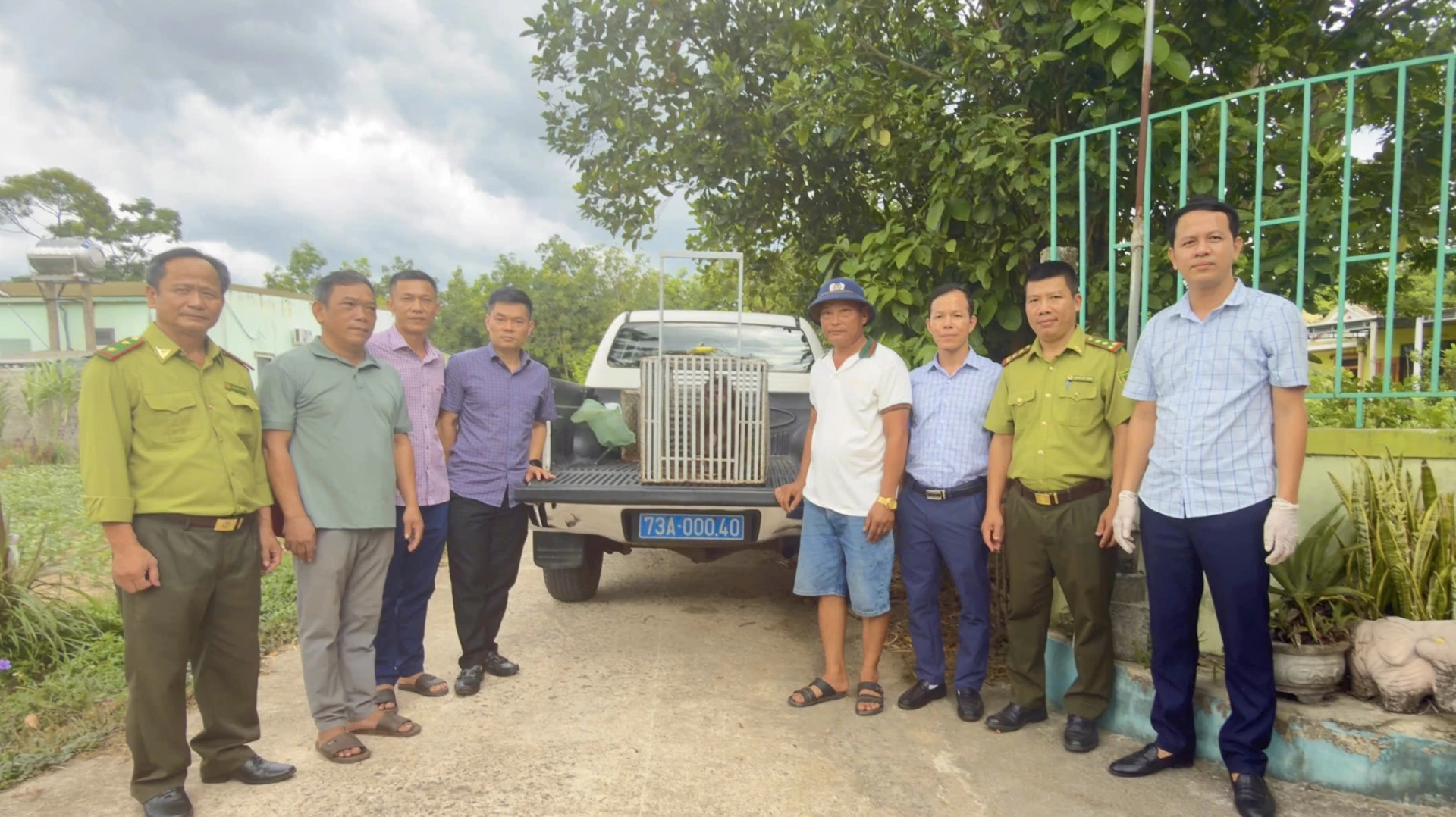 Quang cảnh buổi tiếp nhận và bàn giao cá thể Khỉ mặt đỏ giữa chính quyền phường Đồng Sơn, các cơ quan chức năng và Trung tâm Cứu hộ, Bảo tồn và Phát triển Sinh vật thuộc Vườn Quốc gia Phong Nha-Kẻ Bàng. - Ảnh: B.N