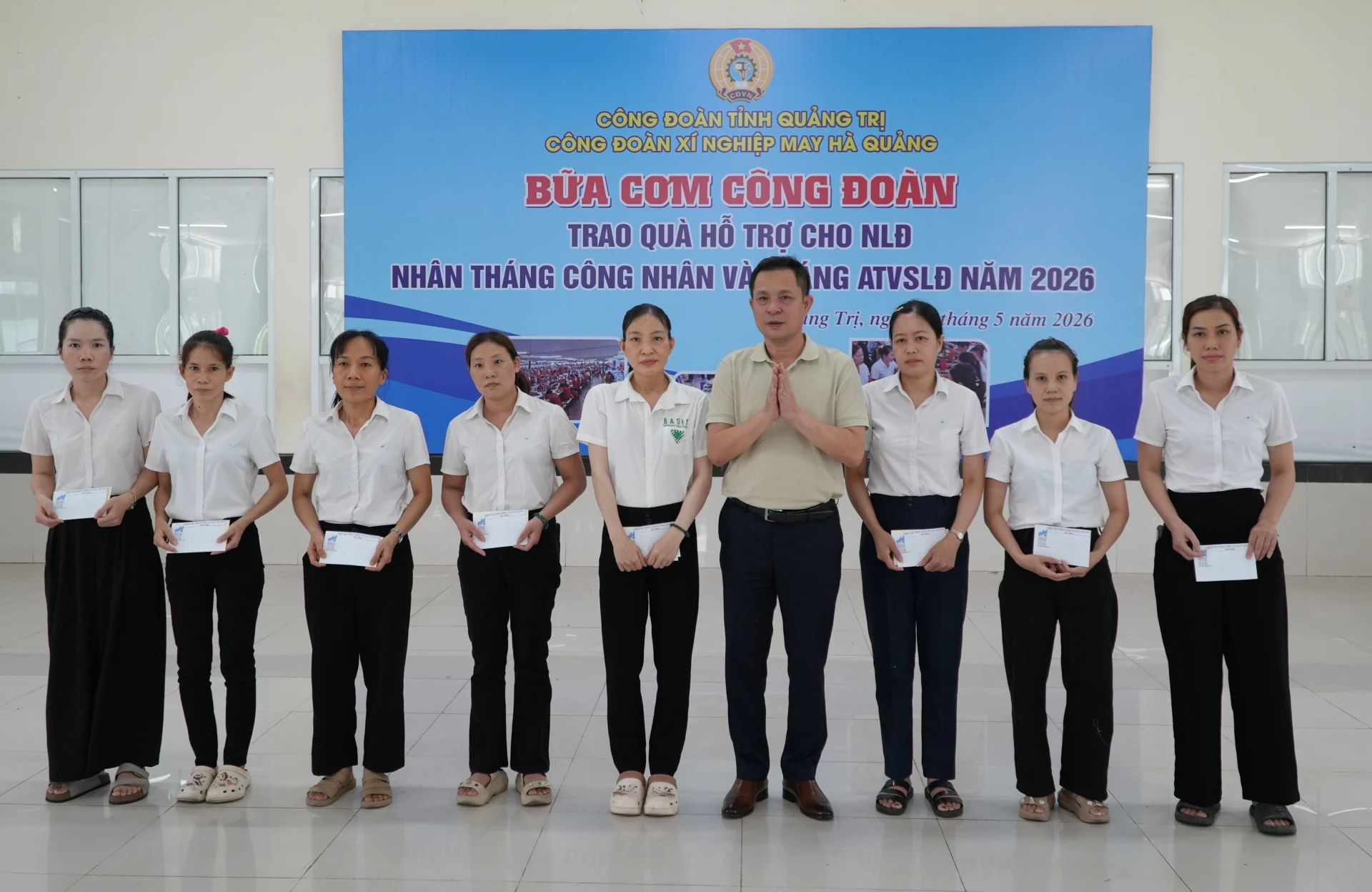 Xí nghiệp May Hà Quảng tổ chức chương trình “Bữa cơm Công đoàn” và trao tặng những phần quà hỗ trợ cho công nhân, lao động có hoàn cảnh đặc biệt khó khăn - Ảnh: H.C
