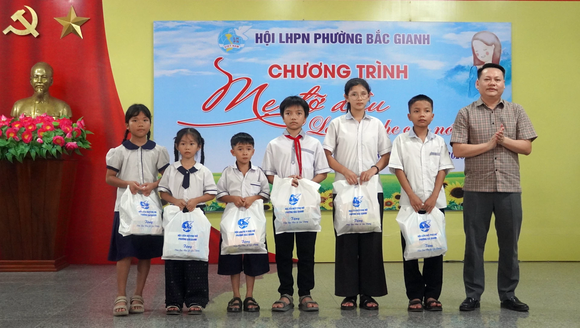 Lãnh đạo phường Bắc Gianh trao quà cho trẻ em - Ảnh: N.M