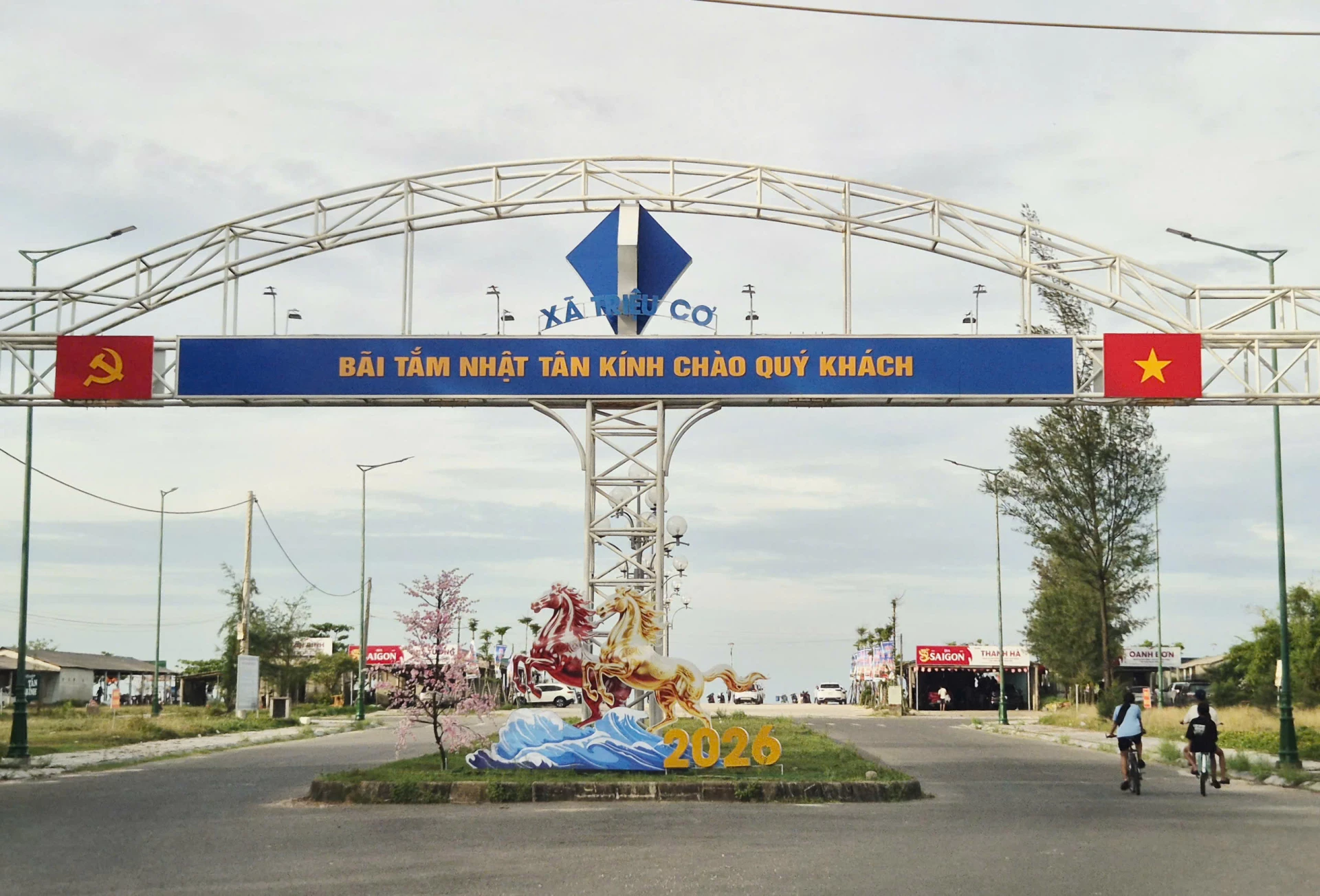 Cổng chào bãi tắm Nhật được chỉnh trang sạch đẹp, sẵn sàng các điều kiện đón tiếp khách du lịch thập phương - Ảnh: K.S