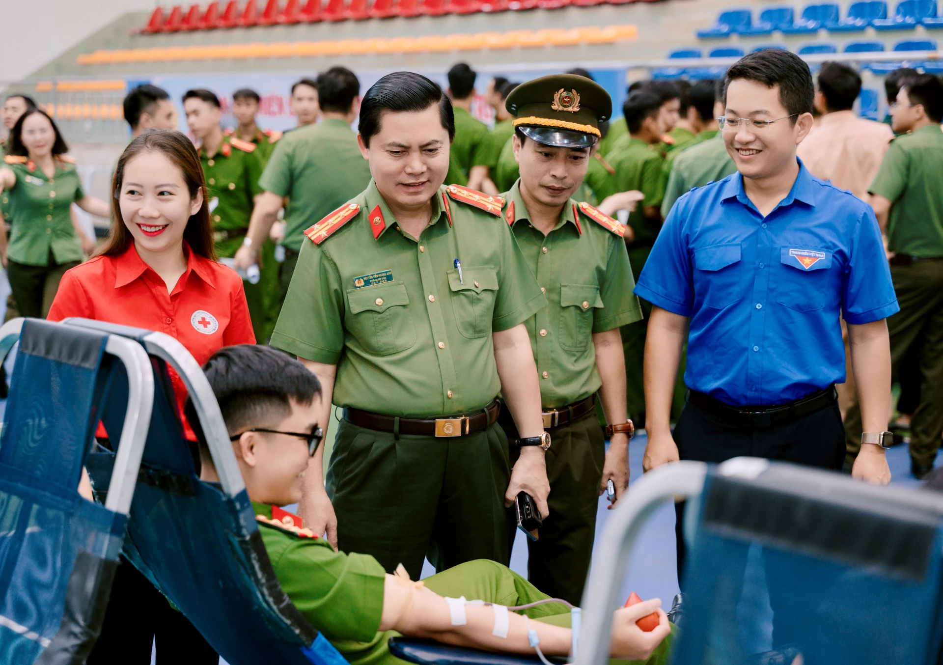 Lãnh đạo Công an tỉnh, Hội Chữ thập đỏ tỉnh và Tỉnh đoàn động viên cán bộ, chiến sĩ tham gia hiến máu tình nguyện-Ảnh: T.A
