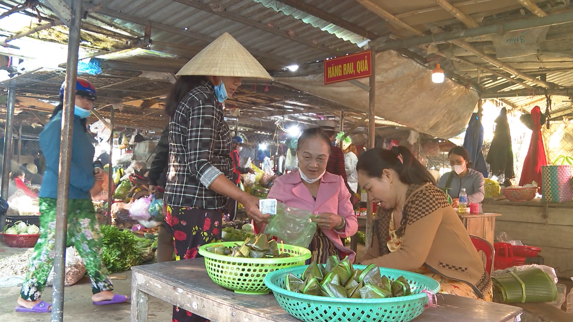 Ảnh 2: Người dân làng Đại Hào bán bánh ít lá gai ở chợ Thuận - Ảnh: N.D