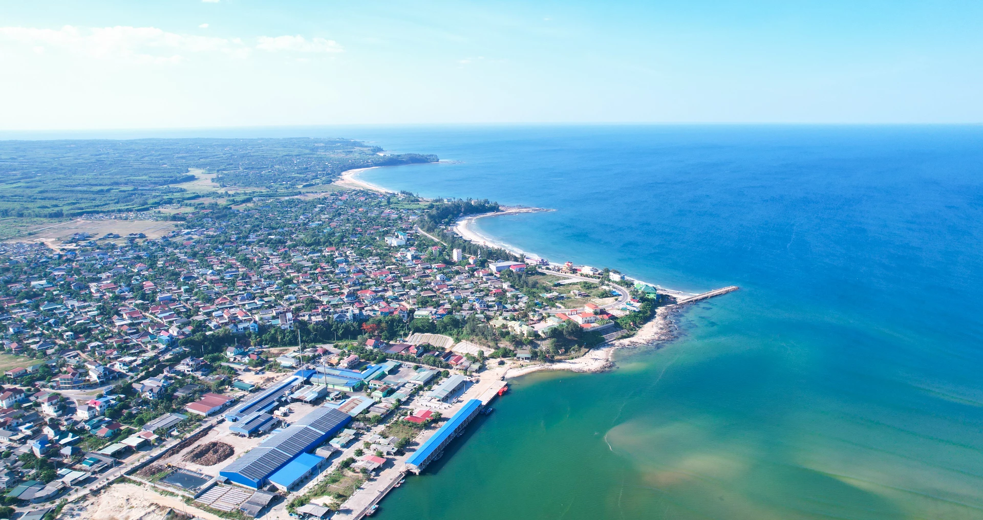 Cửa Tùng - Điểm đến độc đáo với vẻ đẹp thiên nhiên và giá trị lịch sử riêng biệt. Ảnh: L.T