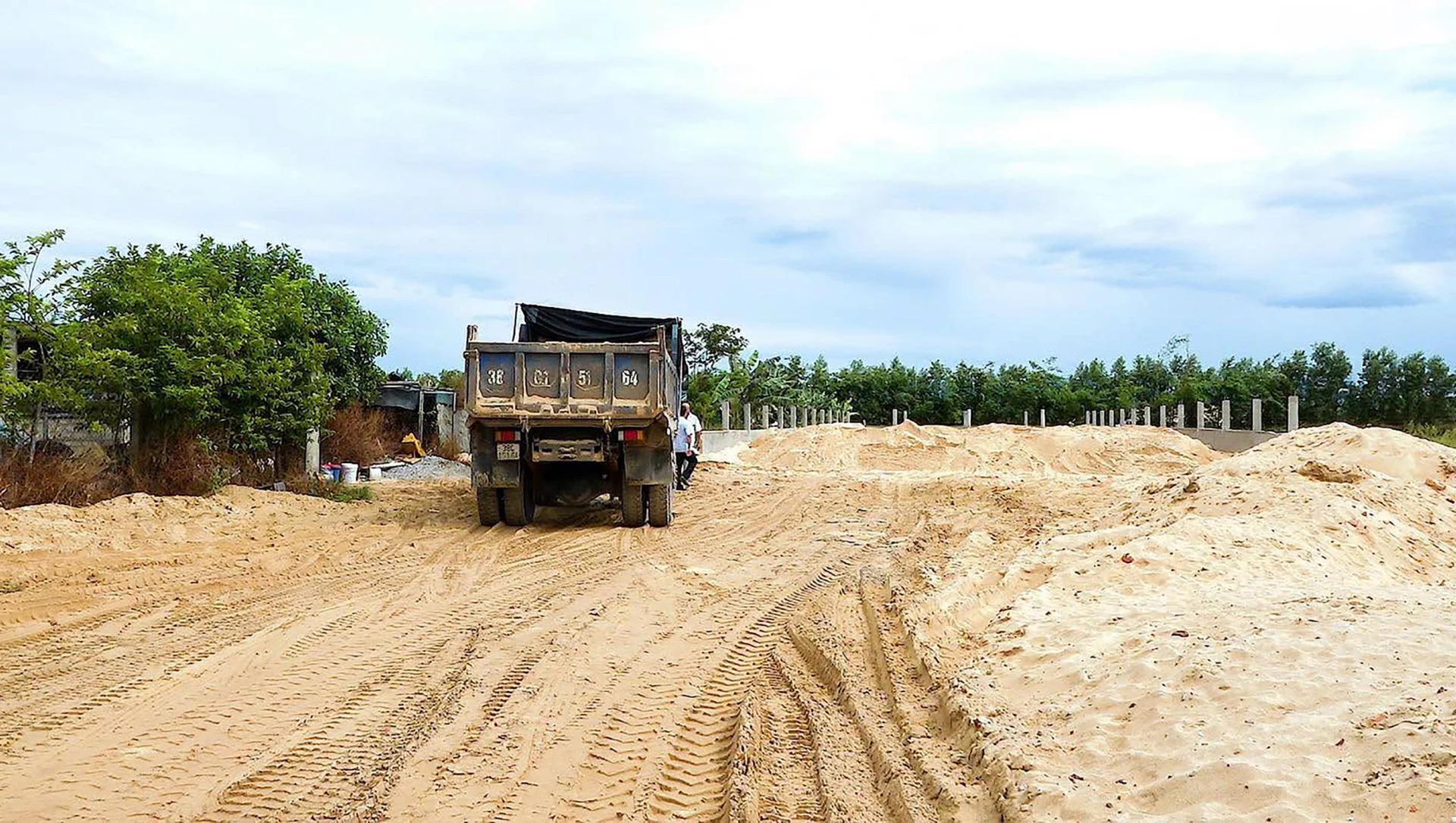 Khu vực tập kết cát tại Dự án xây dựng trang trại tổng hợp ứng dụng công nghệ cao của Công ty TNHH Happy Farm - Ảnh: N.M