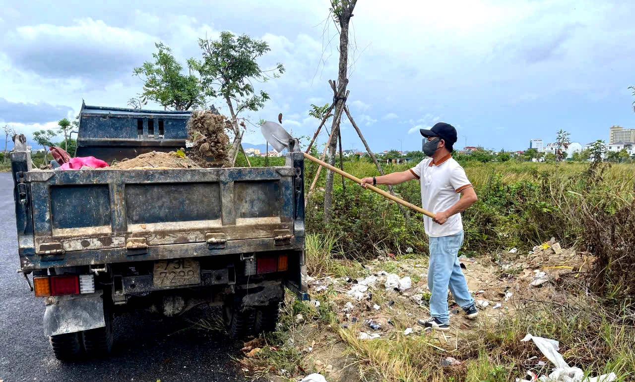 Buộc trường hợp vi phạm khắc phục hậu quả: Thu gom rác thải, vận chuyển đến bãi rác để cân, đổ đúng quy định và thực hiện nộp phạt - Ảnh: H.Tr.