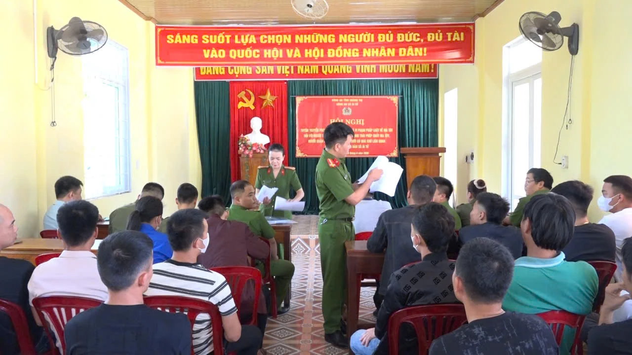 Công an xã Ái Tử tuyên truyền pháp luật về phòng, chống ma túy cho các đối tượng thuộc diện quản lý năm 2026 - Ảnh: CẢNH THU