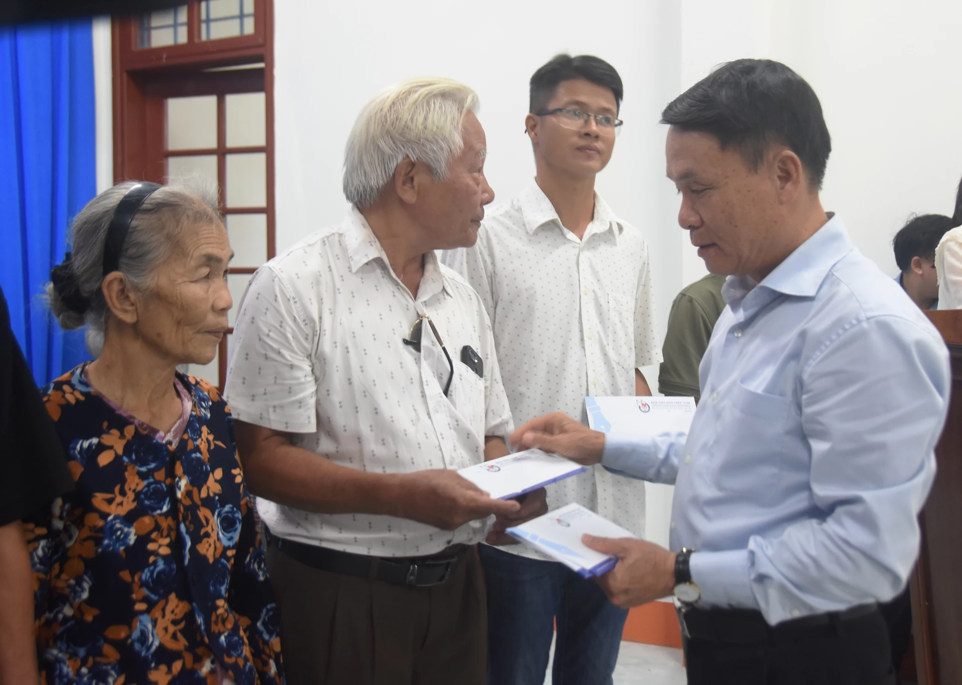 Đồng chí Nguyễn Đức Lợi, Phó Chủ tịch Thường trực Hội Nhà báo Việt Nam trao quà cho các gia đình chính sách tại xã Triệu Cơ - Ảnh: Đ.V