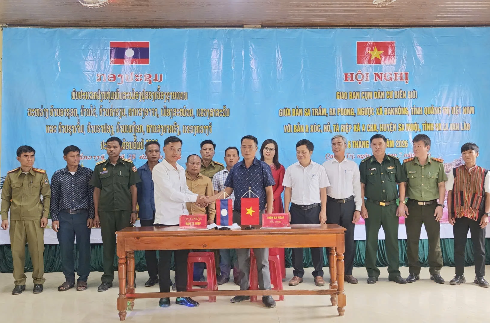 Đại diện các thôn, bản hai bên biên giới ký kết biên bản ghi nhớ hợp tác - Ảnh: K.S