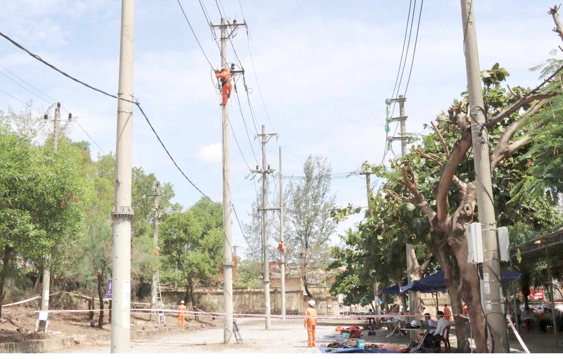 Kỹ thuật viên Công ty Điện lực Quảng Trị tham gia kỳ thi nâng cao trình độ tay nghề năm 2026 - Ảnh: V.M