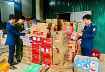 Phát hiện cơ sở kinh doanh bánh kẹo nhập lậu