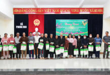 Trao 100 suất quà Tết cho các hoàn cảnh khó khăn