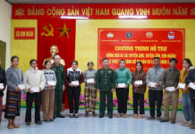 Trao quà hỗ trợ cho đồng bào bị ảnh hưởng bởi thiên tai tại xã Kim Ngân