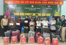 Trao quà Tết cho người dân bản Chân Trôộng