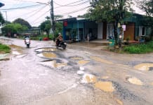 Đường Phạm Hồng Thái, phường Nam Đông Hà: Dày đặc 'ổ gà', 'ổ trâu'