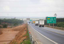 Điều chỉnh tốc độ trên cao tốc Cam Lộ-La Sơn tối đa 50km/h trong quá trình thi công mở rộng