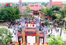 Quảng Trị: Du lịch tâm linh bùng nổ, khách đổ về chiêm bái, cầu an. Dòng người đổ về các điểm du lịch tâm linh ở phía Bắc Quảng Trị chiêm bái, cầu an