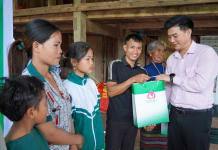 Trao quà Tết cho bà con bản Ploang, xã Trường Sơn