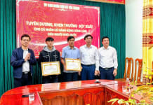 Khen thưởng hai cha con dũng cảm cứu người trên sông Gianh