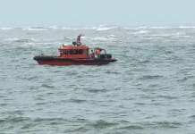 Thuyền đánh cá bị sóng đánh chìm, một ngư dân mất tích