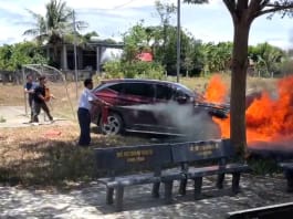 Đi dự đám cưới, ô tô bất ngờ bốc cháy ngùn ngụt giữa đường! Cháy xe ô tô khi đi dự đám cưới ở xã Đông Trạch