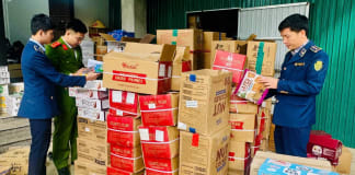 Phát hiện cơ sở kinh doanh bánh kẹo nhập lậu