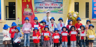 Tặng tủ sách 'Đáp đền tiếp nối' cho học sinh vùng khó