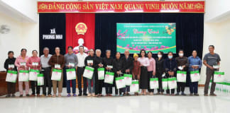 Trao 100 suất quà Tết cho các hoàn cảnh khó khăn