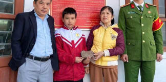 3 học sinh ở xã Vĩnh Định trả lại tài sản nhặt được cho người phụ nữ hoàn cảnh khó khăn