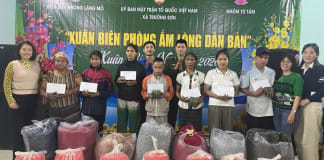 Trao quà Tết cho người dân bản Chân Trôộng