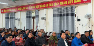 Trao tặng 100 suất quà Tết cho người dân khó khăn xã Tuyên Bình