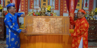 Sắc phong trong lòng phố