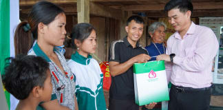 Trao quà Tết cho bà con bản Ploang, xã Trường Sơn
