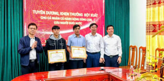 Khen thưởng hai cha con dũng cảm cứu người trên sông Gianh