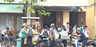 Nỗi lo đồ ăn vặt trước cổng trường học