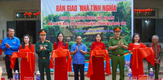 Bàn giao 'Nhà tình nghĩa' cho hộ gia đình khó khăn