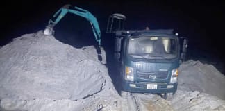 Công an xã Quảng Trạch xử lý hành vi khai thác cát trái phép và tổng rà soát xe tải trọng lớn
