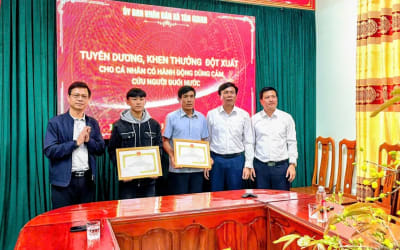 Khen thưởng hai cha con dũng cảm cứu người trên sông Gianh