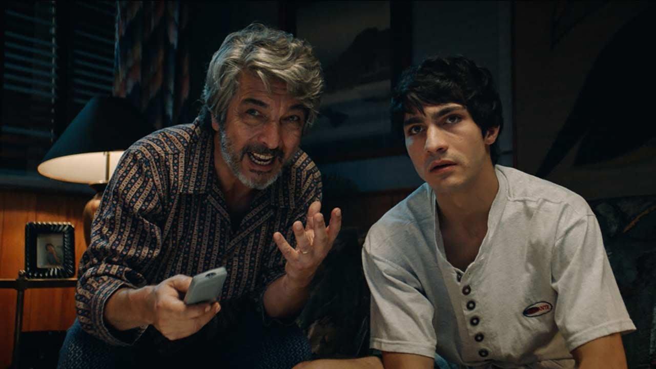 Ricardo Darín y Chino Darín en La odisea de los giles (2019)