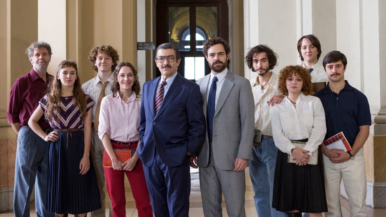 Claudio Da Passano, Antonia Bengoechea, Brian Sichel, Almudena González, Ricardo Darín, Peter Lanzani, Félix Santamaría, Leyla Bechara, Santiago Rovito y Manuel Caponi en foto promocional de Argentina, 1985 (2022)