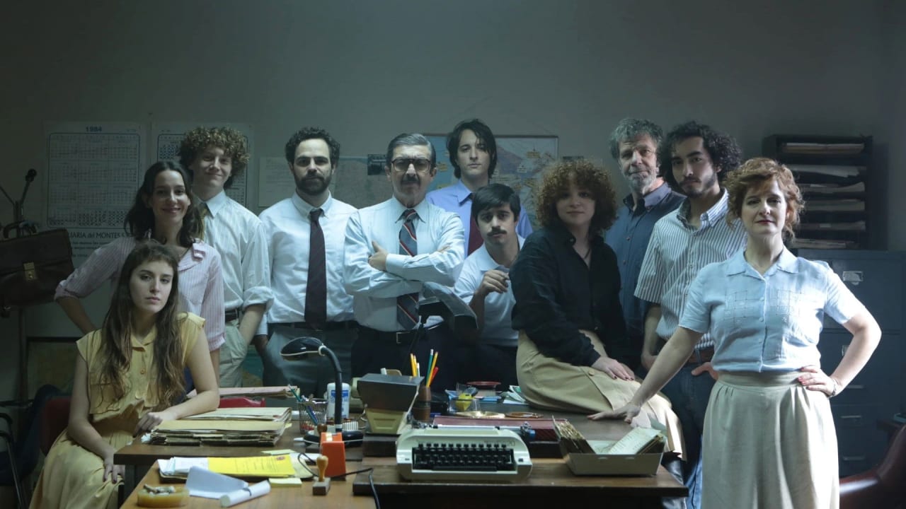 Antonia Bengoechea, Almudena González, Brian Sichel, Peter Lanzani, Ricardo Darín, Santiago Rovito, Manuel Caponi, Leyla Bechara, Claudio Da Passano, Félix Santamaría y Paula Ransenberg en foto promocional de Argentina, 1985 (2022)