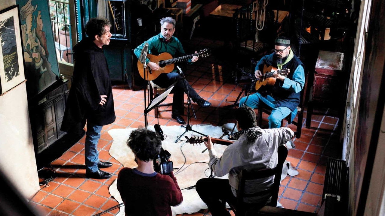 Fotograma de Corsini interpreta a Blomberg y Maciel (2022)