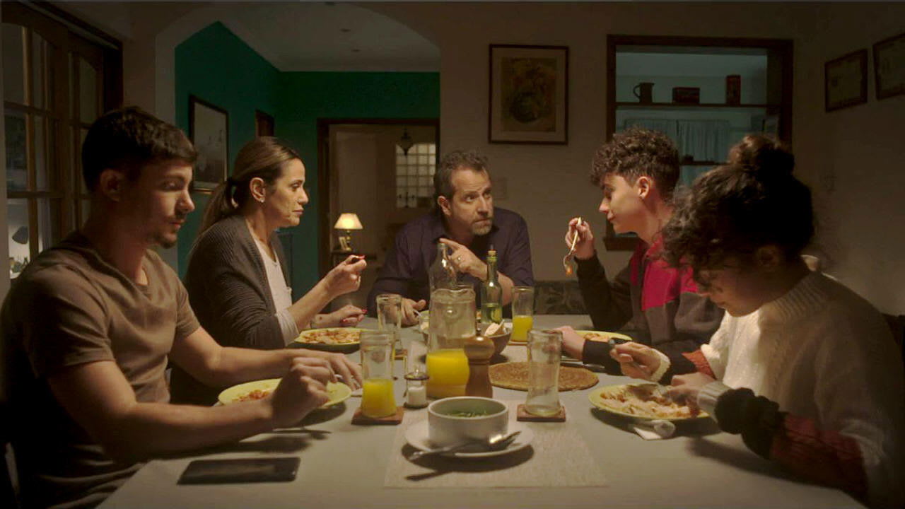 Fotograma de Todos tenemos un muerto en el placard o un hijo en el closet (2021)