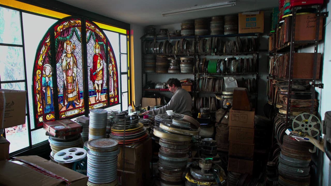 Fotograma de La vida a oscuras (2023)