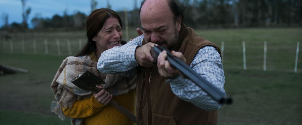 Desirée Salgueiro y Luis Ziembrowski en Cuando acecha la maldad (2023)
