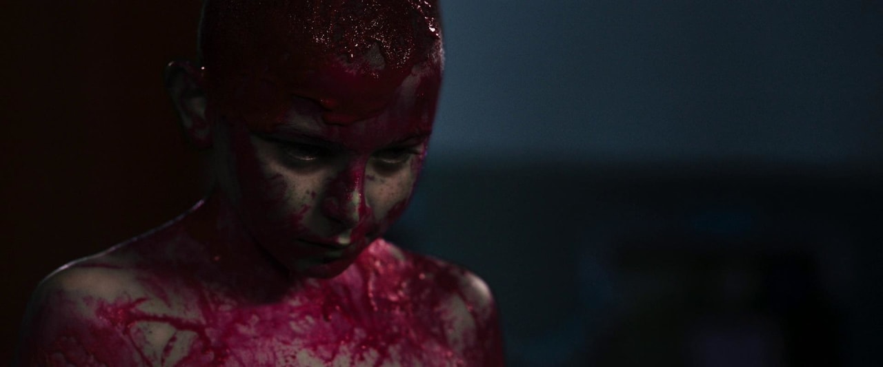 Fotograma de Cuando acecha la maldad (2023)