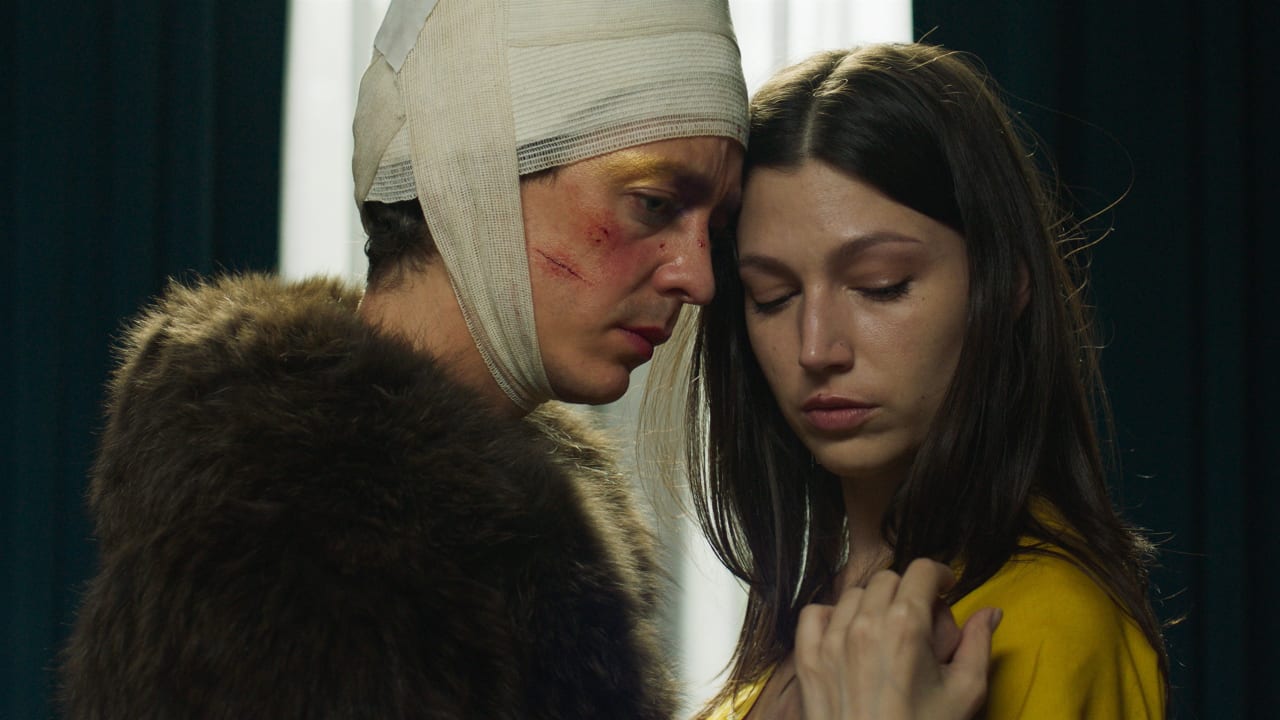 Nahuel Pérez Biscayart y Úrsula Corberó en El jockey (2024)