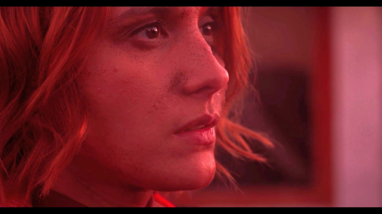 Fotograma de Cielo rojo, gigantes de metal (2024)