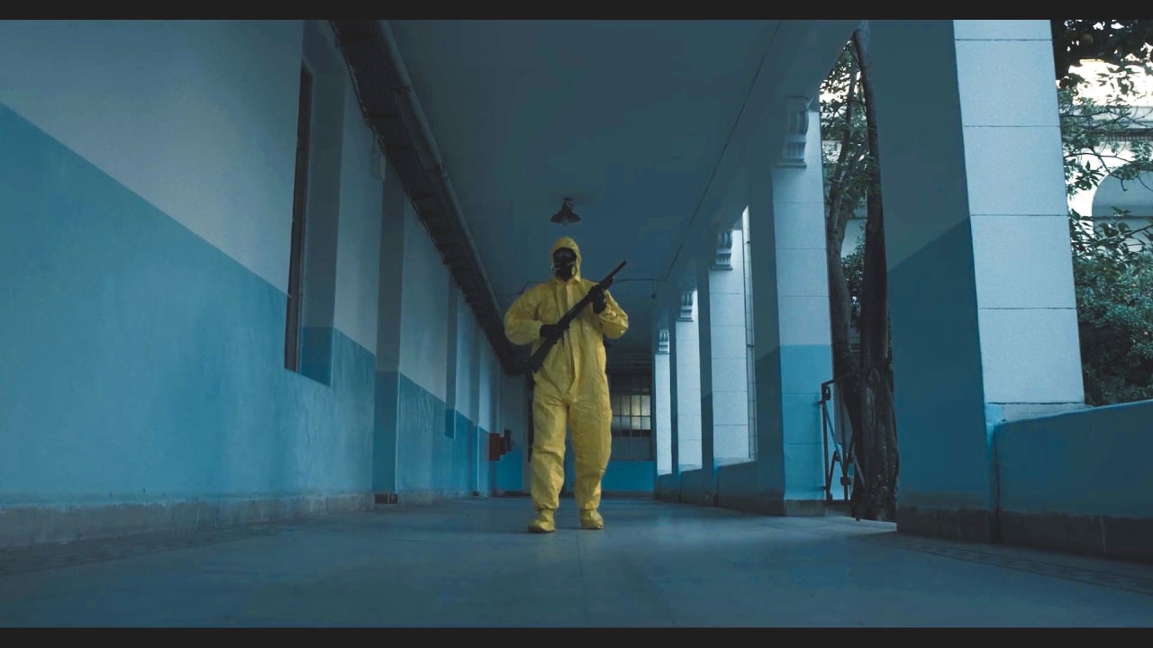 Fotograma de Cielo rojo, gigantes de metal (2024)