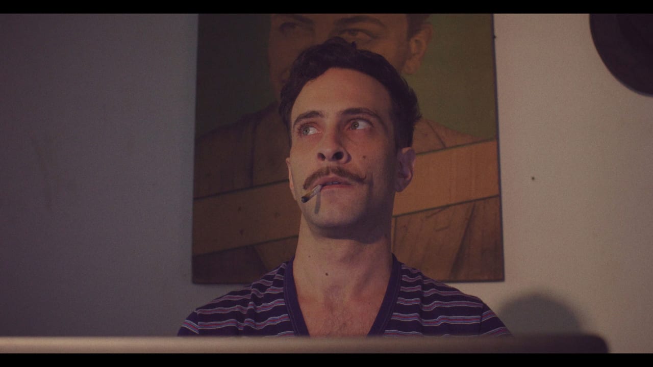 Fotograma de La máquina, el delfín y un enano de jardín (2025)