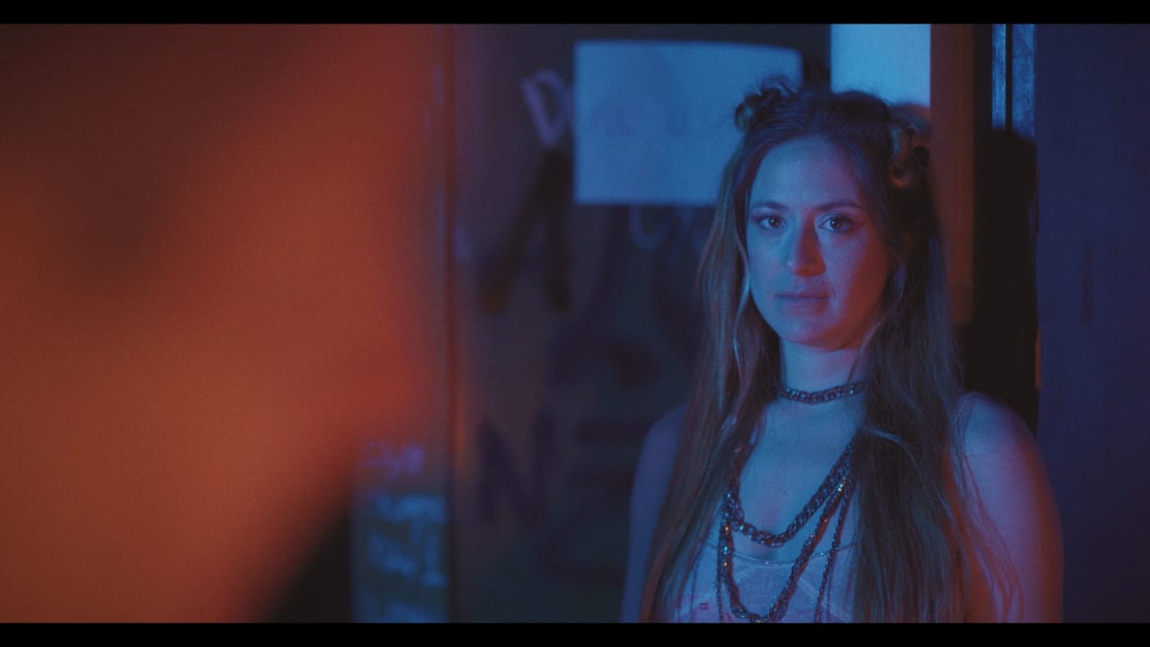 Fotograma de La máquina, el delfín y un enano de jardín (2025)